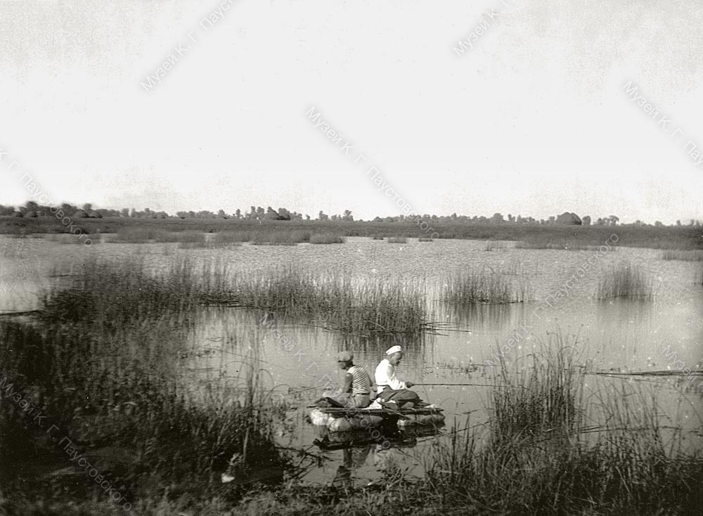 К. Паустовский с А. Гайдаром на рыбной ловле. Солотча, 1930-е гг.