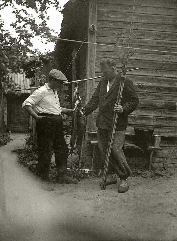 Р. И. Фраерман и А. П. Гайдар у дома в Солотче.